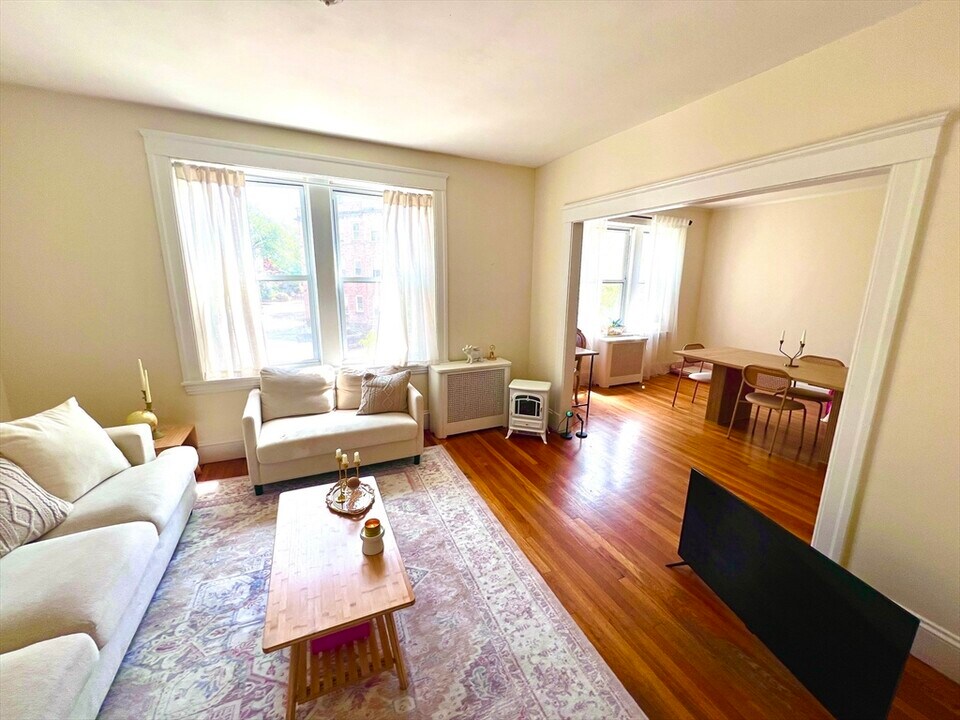 235 Freeman St, Unit 3 in Brookline, MA - Building Photo