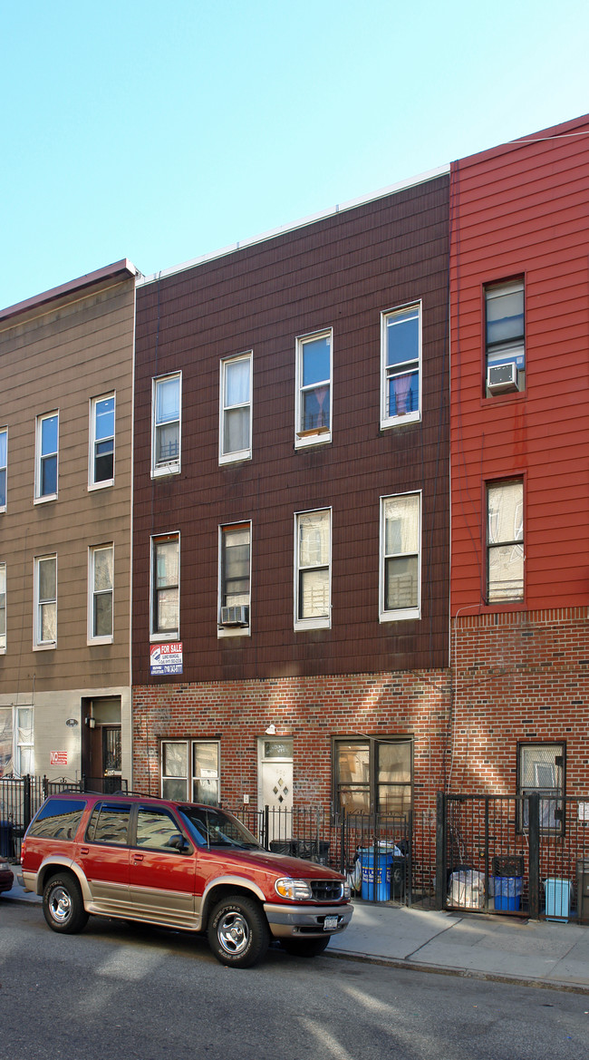 300 Troutman St in Brooklyn, NY - Building Photo - Building Photo