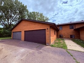 624 Saxonwood Rd in Altoona, WI - Building Photo