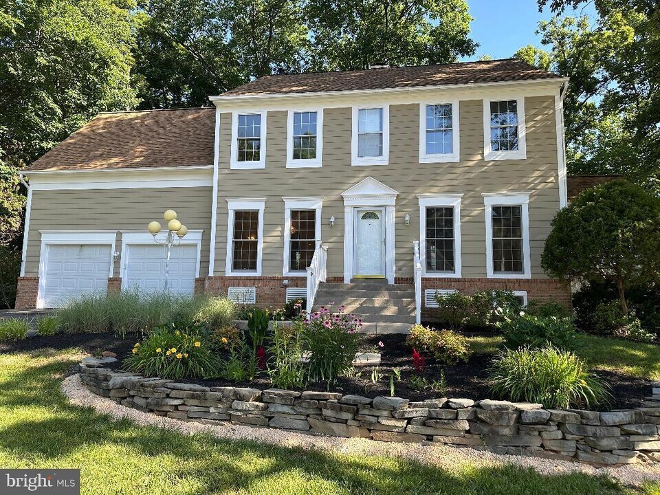 13616 Northbourne Dr in Centreville, VA - Building Photo