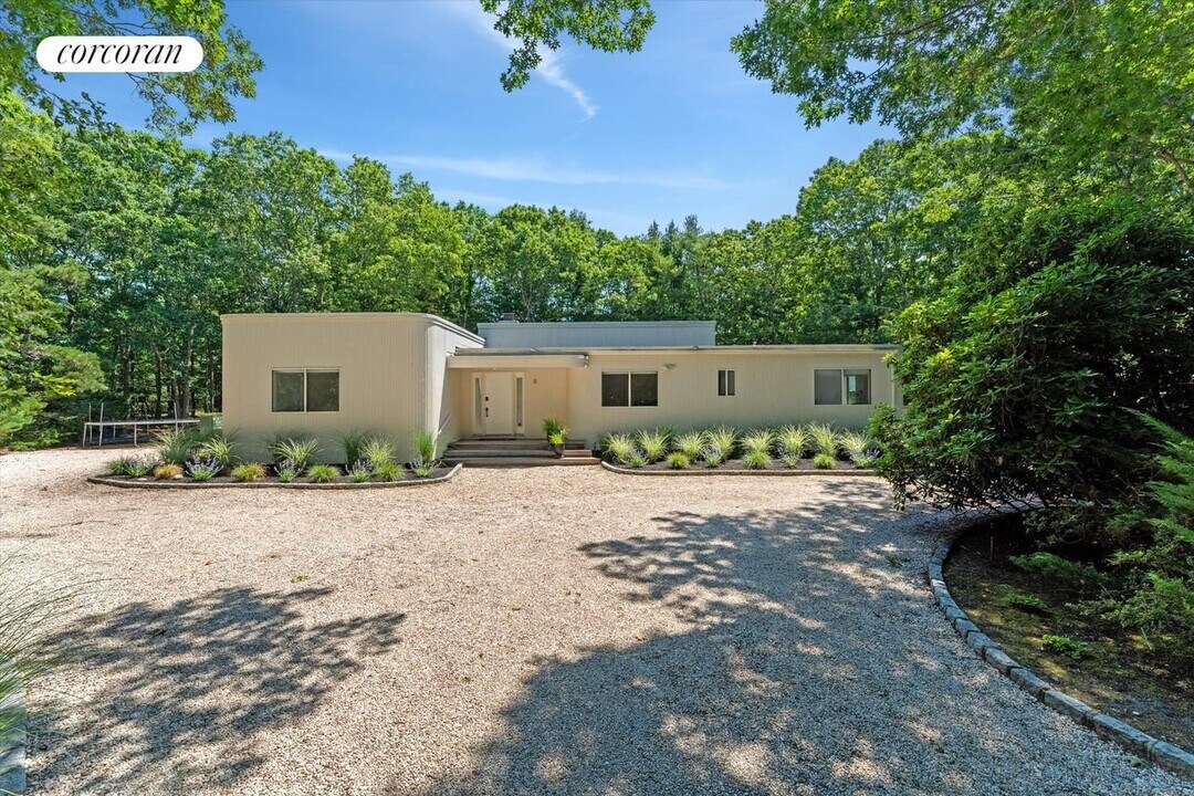 8 Deer Path in Quogue, NY - Building Photo