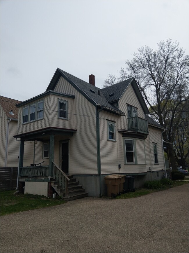 822 E Dayton St, Unit 2 in Madison, WI - Foto de edificio - Building Photo