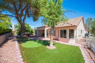 9053 Firebird Dr in Las Vegas, NV - Foto de edificio - Building Photo