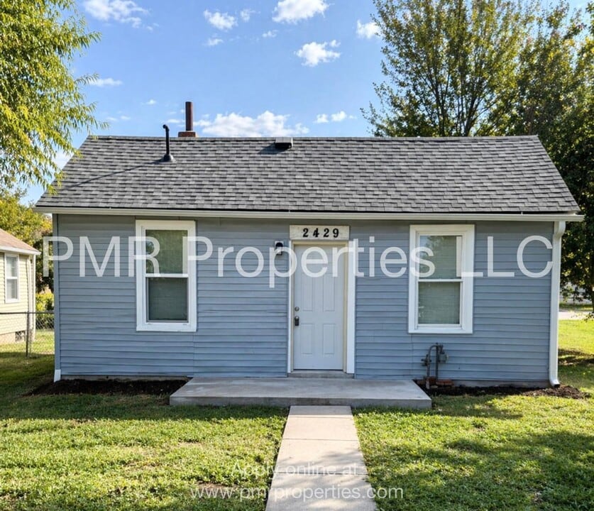2429 S 10th St in St. Joseph, MO - Building Photo