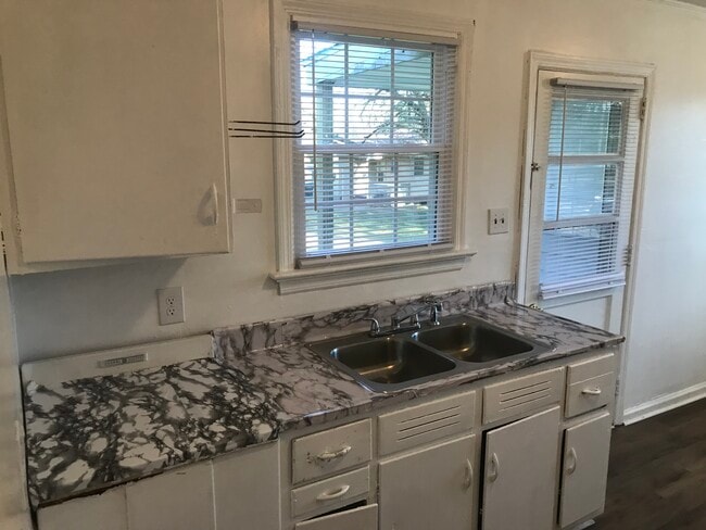 1403 Hyman Ave in Kinston, NC - Foto de edificio - Building Photo