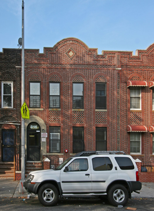 816 Saratoga Ave in Brooklyn, NY - Building Photo