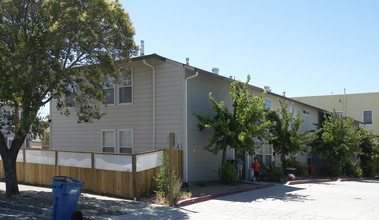 601 W 6th St in Antioch, CA - Foto de edificio - Building Photo