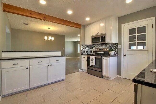 10616 Greystone Ave in The Village, OK - Building Photo - Building Photo