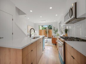 20 NE Monroe St in Portland, OR - Building Photo - Building Photo