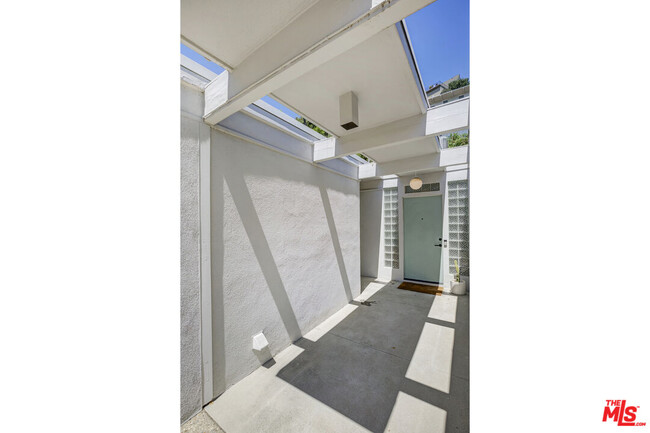 2205 Sunset Crest Dr in Los Angeles, CA - Building Photo - Building Photo