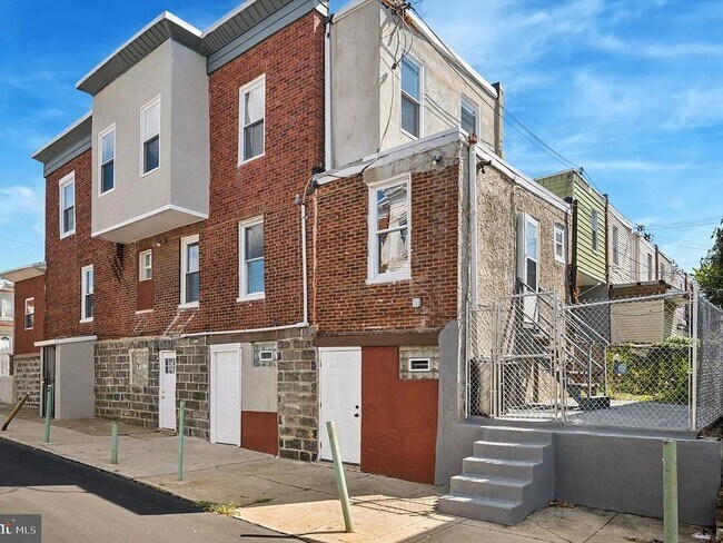1018 S 55th St, Unit 2 in Philadelphia, PA - Foto de edificio - Building Photo