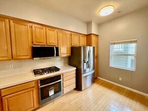 121 Crescent Ct in Brisbane, CA - Building Photo - Building Photo