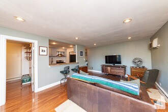4136 N California Ave, Unit 304 in Chicago, IL - Building Photo - Building Photo