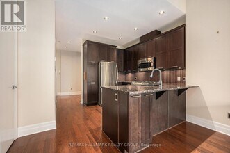 327 Breezehill Ave S in Ottawa, ON - Building Photo - Building Photo