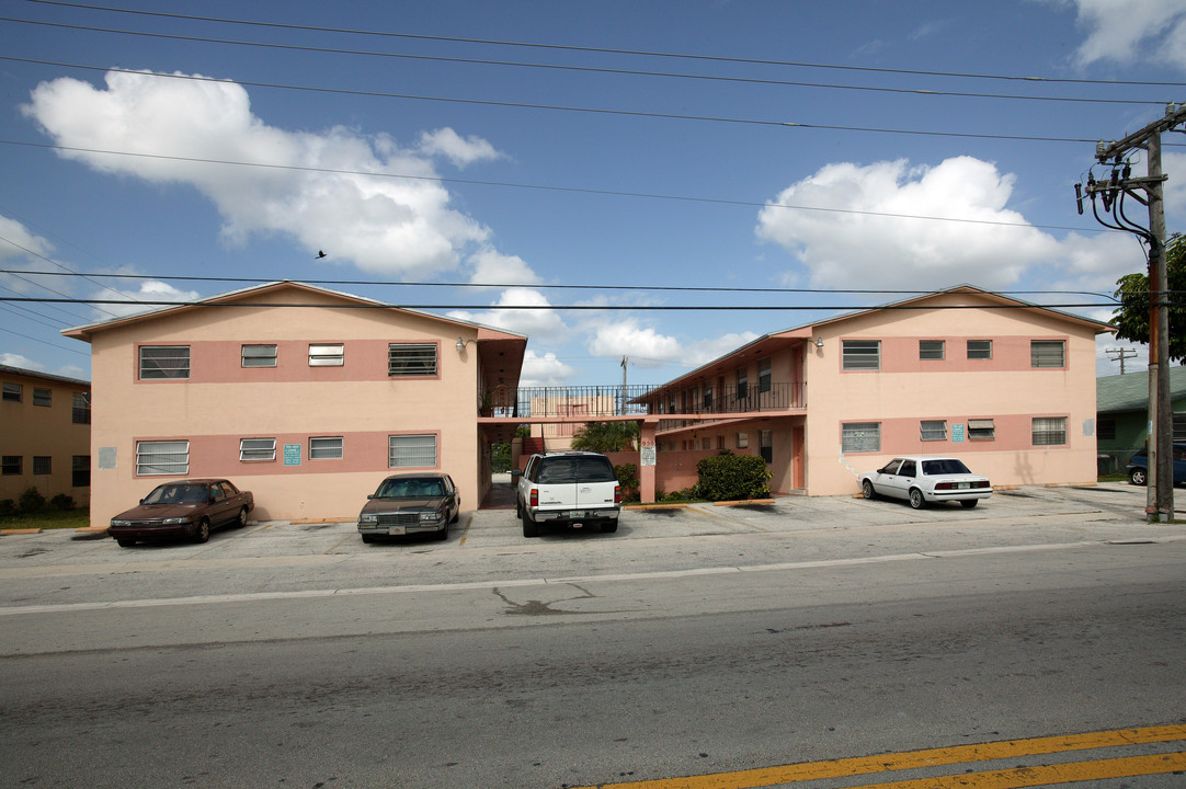 950 W 3rd Ave in Hialeah, FL - Building Photo