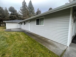 61464 Little John Ln in Bend, OR - Foto de edificio - Building Photo