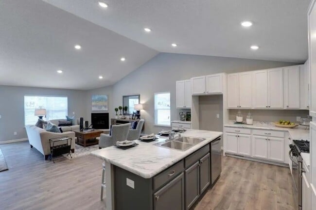 1957 Attenborough St in Shakopee, MN - Building Photo - Building Photo