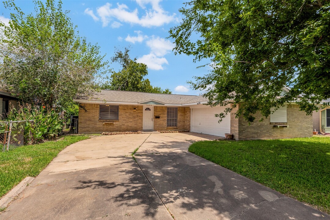 7422 Oriole St in Texas City, TX - Building Photo