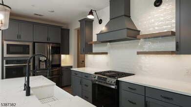 113 Iris Ct in Warren, NJ - Building Photo - Building Photo