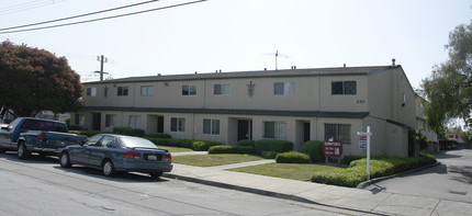 351-357 Laurel Ave in Hayward, CA - Foto de edificio - Building Photo