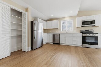 142 Elliott St in Beverly, MA - Foto de edificio - Building Photo