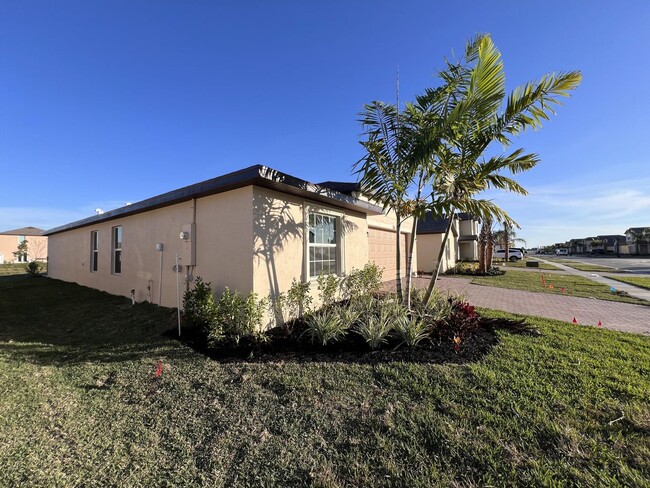 766 Carlyle W in Fort Pierce, FL - Foto de edificio - Building Photo