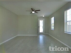 18816 Litzau Ln in Land O Lakes, FL - Foto de edificio - Building Photo