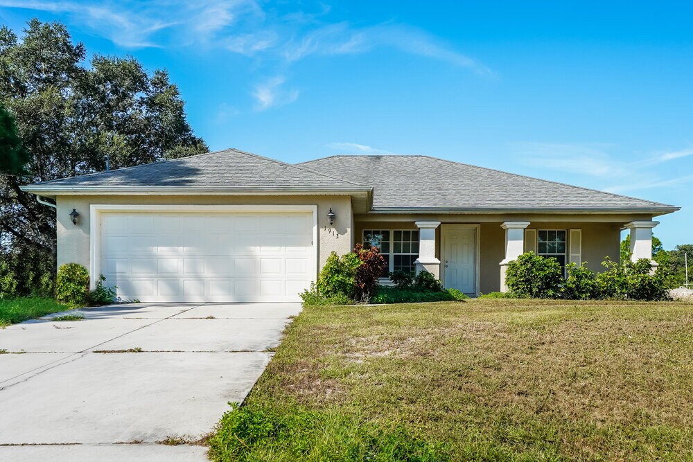 1913 Wanda Ave N in Lehigh Acres, FL - Building Photo