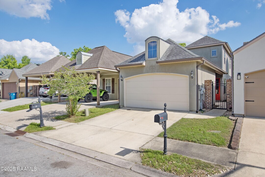 329 Chimney Rock Blvd in Lafayette, LA - Foto de edificio
