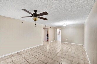 9470 Tangerine Pl in Davie, FL - Building Photo - Building Photo