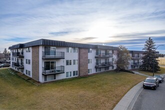 Huntsgate Place in Calgary, AB - Building Photo - Building Photo