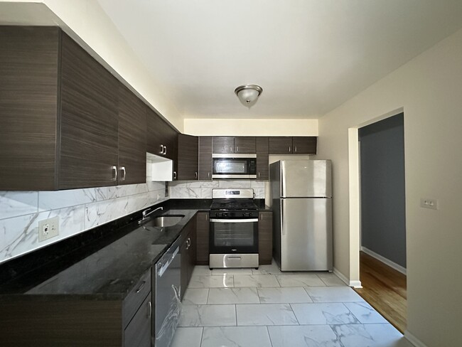 622 Lincoln Ave, Unit 301 in Addison, IL - Foto de edificio - Building Photo