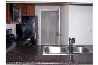 12148 Garden Grove Cir in Fairfax, VA - Building Photo - Building Photo
