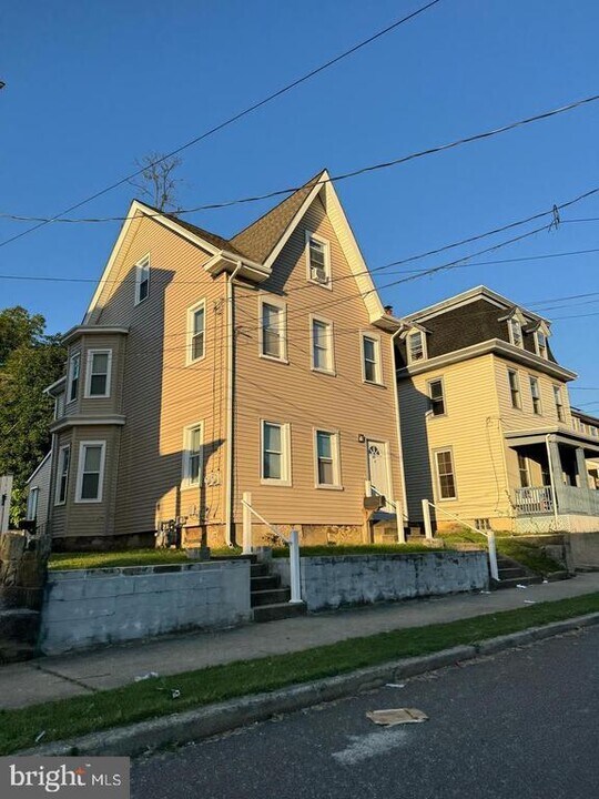 47 Hopkins St in Woodbury, NJ - Building Photo