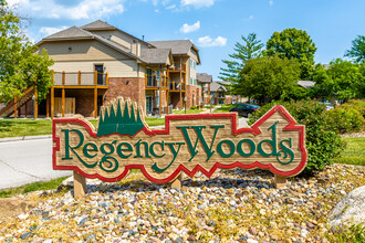 Regency Woods in West Des Moines, IA - Foto de edificio - Building Photo