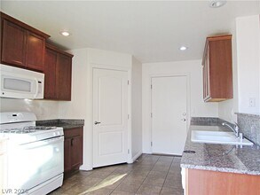 10424 Madagascar Palm St in Las Vegas, NV - Building Photo - Building Photo