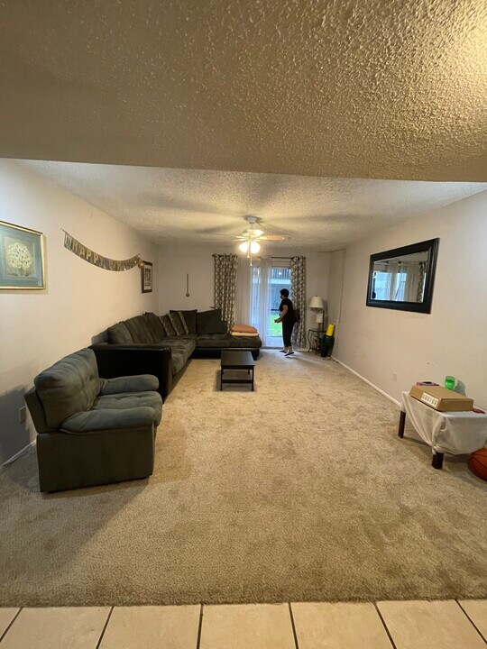 14414 Reuter Strasse Cir, Unit 1 in Tampa, FL - Building Photo