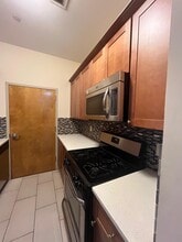 30 Oak St, Unit 104 in Bayonne, NJ - Building Photo - Building Photo