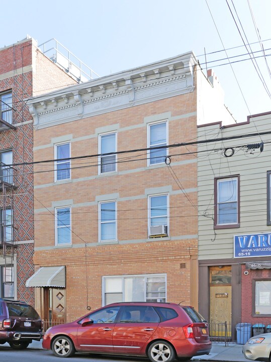 6513 Forest Ave in Ridgewood, NY - Foto de edificio