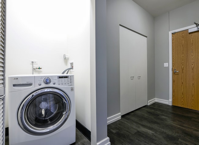 2128 S Indiana Ave, Unit 1102 in Chicago, IL - Foto de edificio - Building Photo