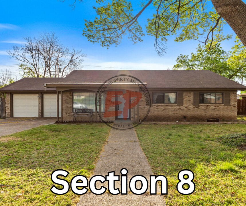 5000 Lake Moor Dr in Waco, TX - Building Photo