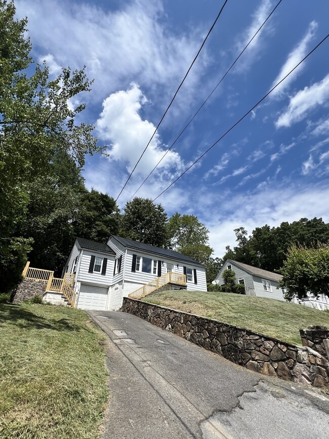 1219 East Dr in Bluefield, WV - Foto de edificio - Building Photo