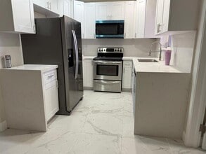 841 NW 39th St in Oakland Park, FL - Foto de edificio - Building Photo