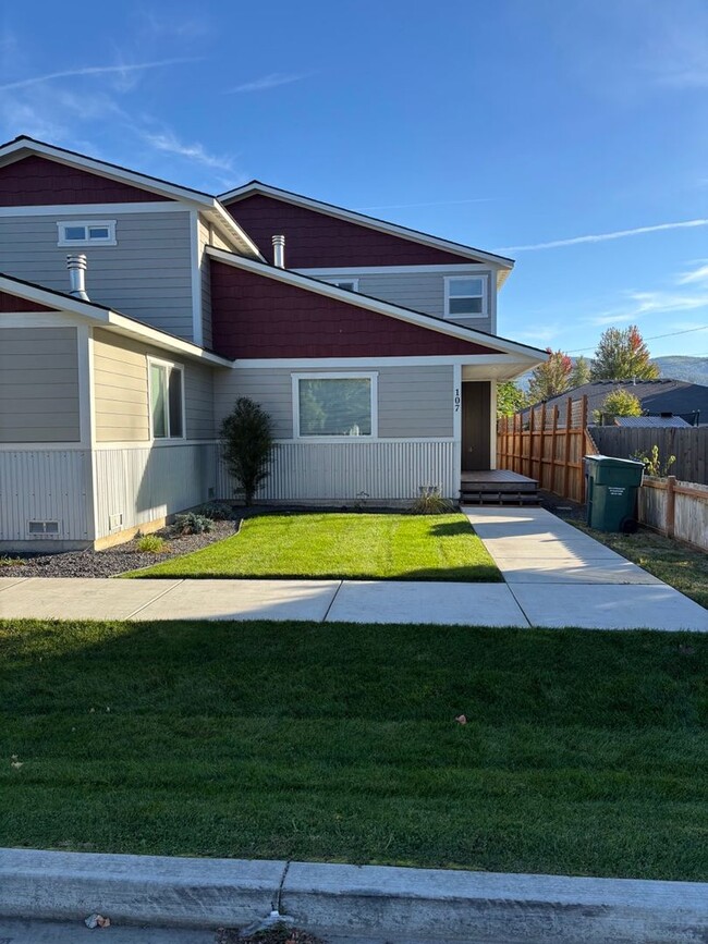 105-107 W 10th Ave in Post Falls, ID - Building Photo - Building Photo