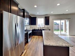 2753 Justice Pl in Enumclaw, WA - Foto de edificio - Building Photo