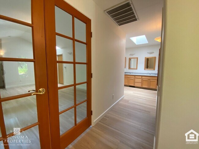 106 Riddle Rd in Glen Ellen, CA - Foto de edificio - Building Photo