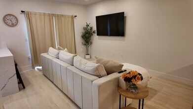 541 NE 206th Ln in Miami, FL - Building Photo - Building Photo