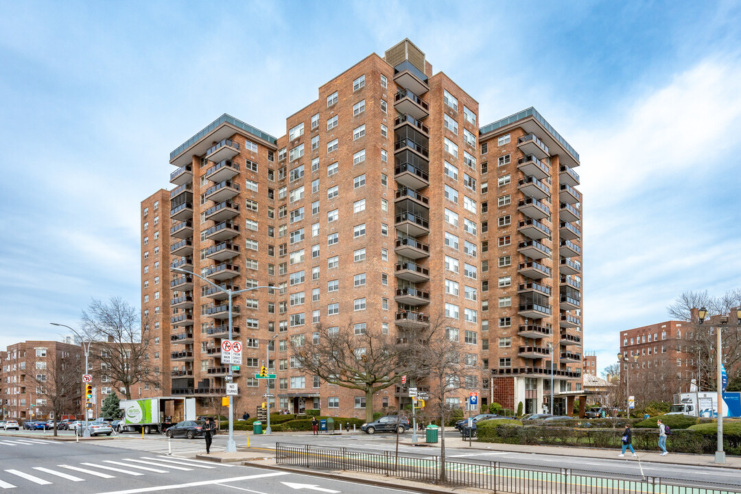 The Continental in Forest Hills, NY - Foto de edificio