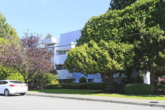 Skyline Apartments in White Rock, BC - Building Photo - Building Photo