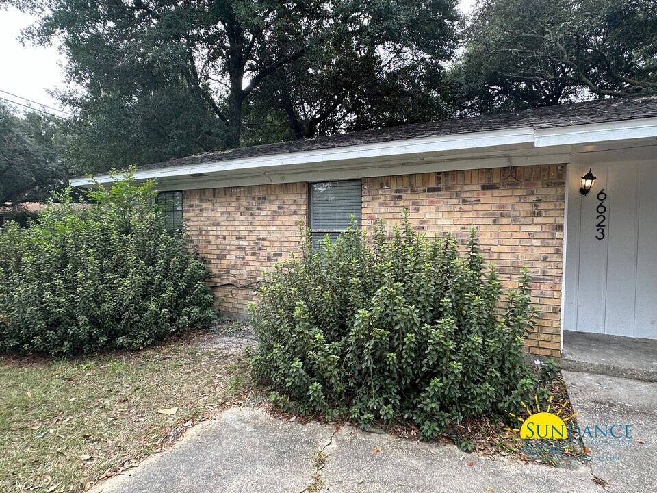 6623 Plymouth St in Milton, FL - Building Photo
